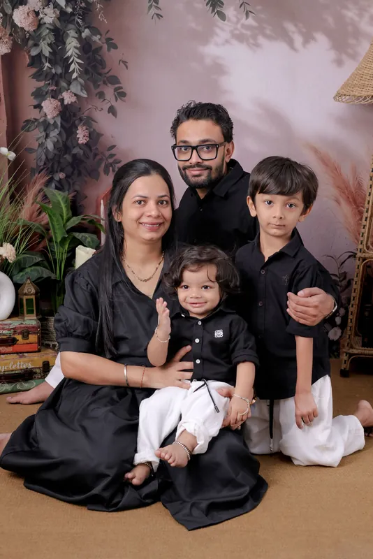 Eltern mit drei Kindern, Familienfoto im Studio