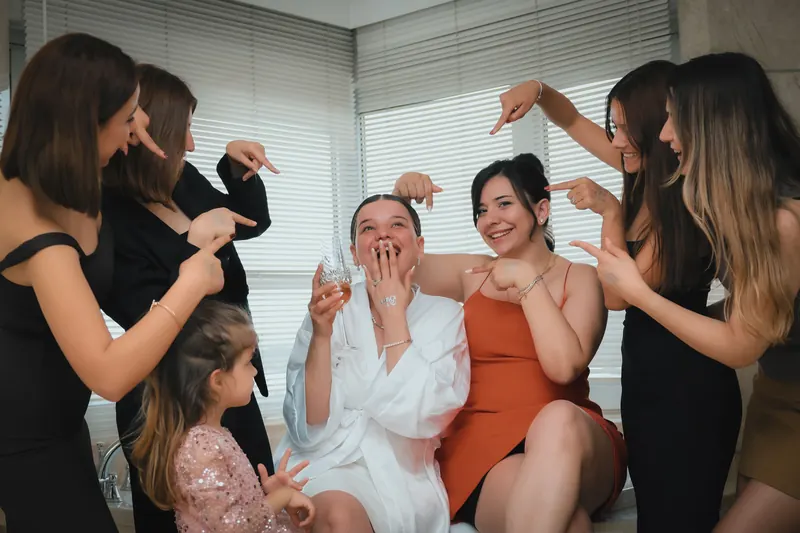 Frauen lachen gemeinsam im Hotelzimmer