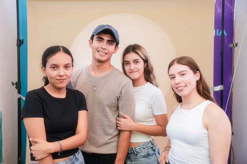 Gruppe Freunde lacht gemeinsam im Studio