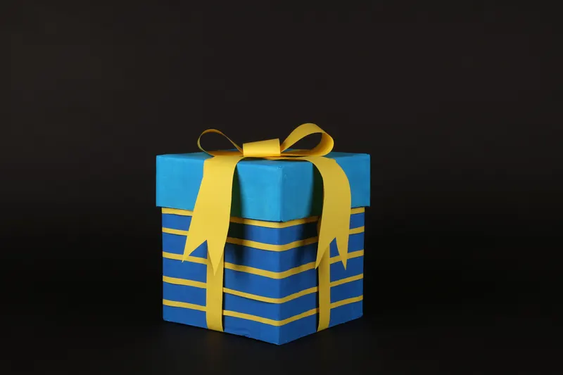 Blaues Geschenk mit gelber Schleife