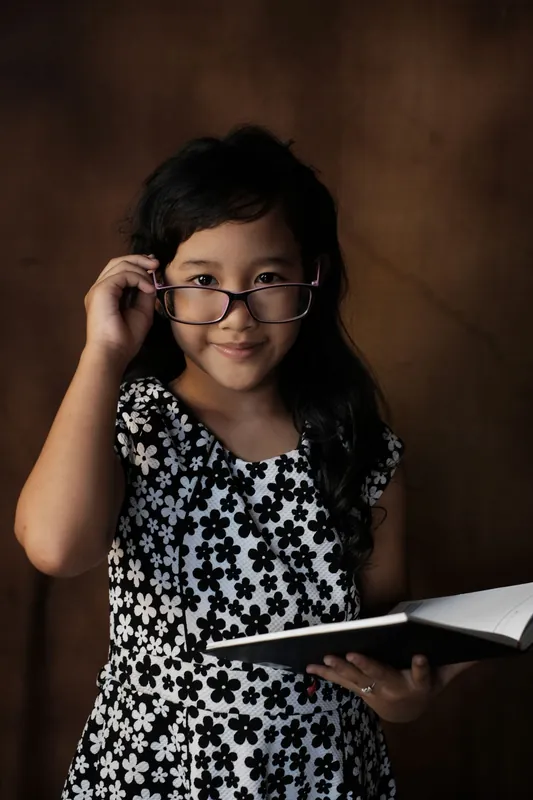 Mädchen mit Brille und Buch, Schulporträt