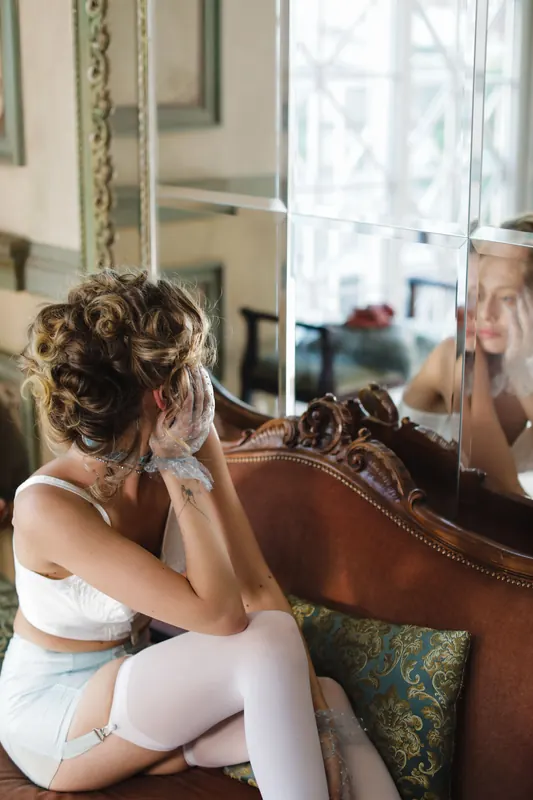 Frau am Schminktisch, stilvolle Aufnahme im Vintage-Stil