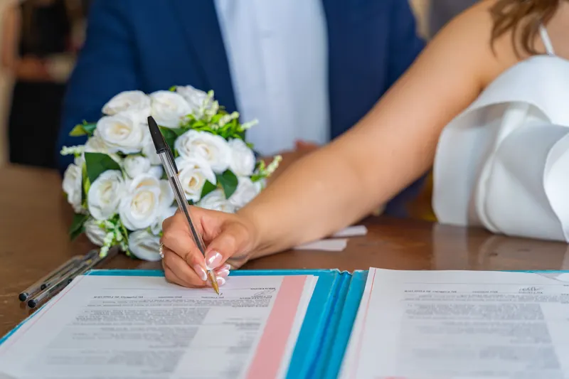 Brautpaar unterschreibt die Heiratsurkunde